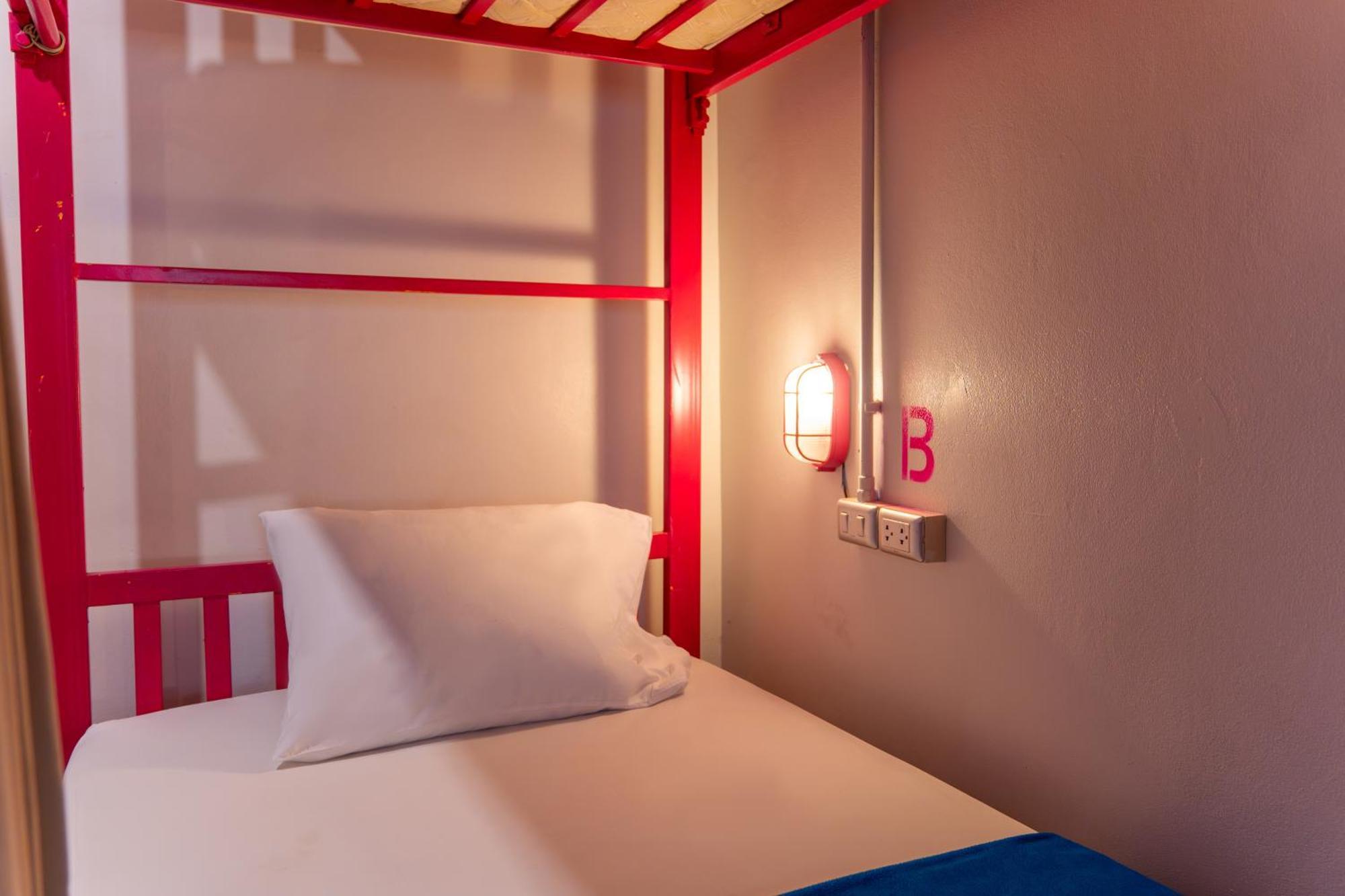Хостел Slumber Surf Phuket Kata Екстер'єр фото